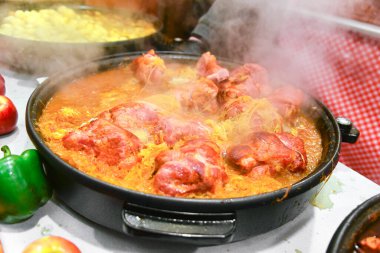 Sokak yemeği yenmeye hazır. Avrupa Noel Pazarı geleneksel sıcak yemek siparişini verdi. 