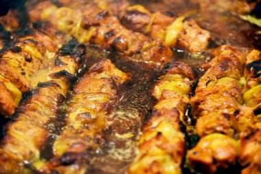 Sokakta yemek pişirmek, soslu kızarmış et, yakın plan. Paket yemek fuarı.