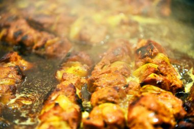 Sokakta yemek pişirmek, soslu kızarmış et, yakın çekim. Paket yemek fuarı.