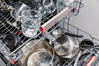 Mutfak aletleri içerideki bulaşık makinesine yüklendi. Bulaşık makinesinde bulaşık yıkıyorum..