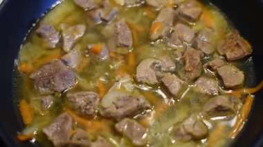 Kızartma tavasında et pişirmek, et suyu, yakın plan. Ev yapımı yemekler lezzetli ve sağlıklıdır..