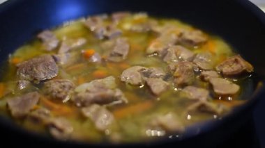 Kızartma tavasında et pişirmek, et suyu, yakın plan..