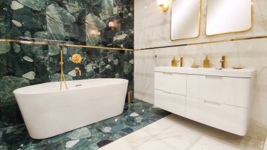 Banyo içinde küvet, lavabo, seramik fayans duvarlar.