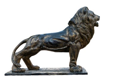 Beyaz arkaplanda izole Aslan heykel yan görünümü anıtı.