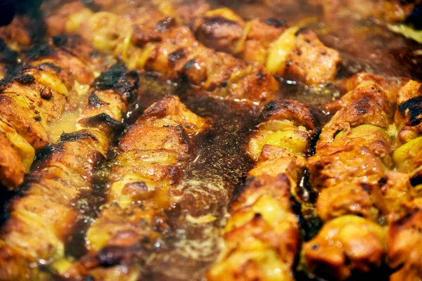 Sokakta yemek pişirmek, soslu kızarmış et, yakın plan. Paket yemek fuarı.