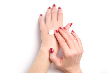 Güzel kadın elleri kozmetik ürünlerle dolu. Eller cilt koruması.