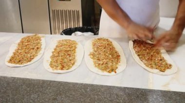 Aşçı geleneksel bir doğu yemeği hazırlıyor, Khachapuri. Et ve hamurlu Arapça yemek turtası.