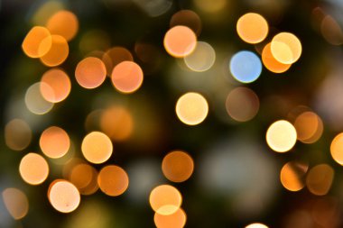 Odaklanamayan bokeh ışık efektleri arka planı. Tatil dekorasyonu. Aydınlanma kavramı.