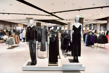 Girişteki moda mağazasında mankenler..