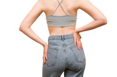 Kotlu güzel bir kızın arkası ve beyaz bir arka planda üstü. Kız sırtında poz veriyor. Zarafet ve kadınlık.