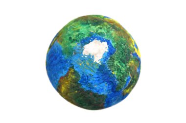 Dünya gezegeninin el yapımı kağıt küreği beyaz arka planda izole edilmiş. Kuzey Kutbu, Kuzey Buz Denizi manzarası.