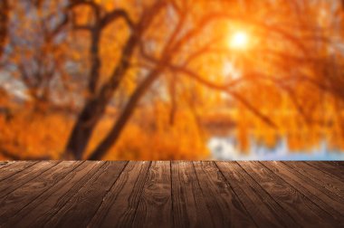 Ahşap masa önünde yine epmty yer ile nehir sonbahar manzarası veya gölet. Sunum ve ürünleri ve ürünleri göstermek için boş rafı düzenle. 