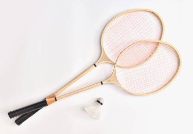 Badminton için spor malzemesi raketleri ve badminton için beyaz arka planda üst görünümü olan servis aleti.