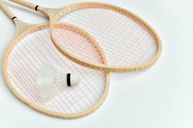 Badminton raketleri ve mekik horozu manzarayı kapatıyor. Rekabetçi spor eğlence oyunları kavramsal fikir
