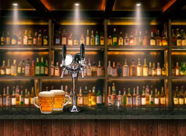 Bira musluğu ve dolu bardak soğuk bira ve arka planda çeşitli alkollü içecekler olan bir bar tezgahı. Barın içi, barmenin tezgahı..