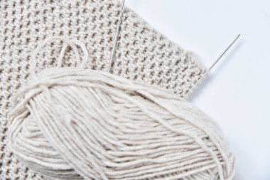 Şırıngalı gri örgü iplikleri, sıcak bir kış kazağının örgü kumaşı, atkı ya da şapka, ev hobisi..