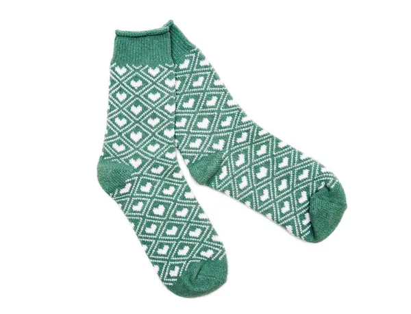 Örülmüş yeşil renkli sıcak kış çorapları beyaz arka planda izole edilir. Geleneksel kış çorapları şenlik kıyafeti, kostüm, rahat çoraplar.