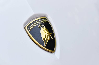 CANNES, FRANCE - 16 Kasım 2024: Lamborghini arabasının amblem amblem amblemi