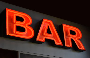 Gece barının kırmızı neon ışığı.