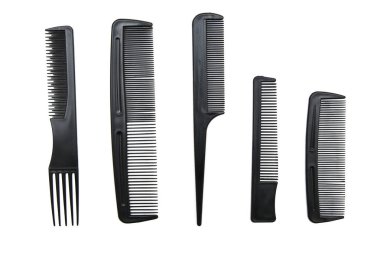 Düz kompozisyon, saç şekillendirme, saç şekillendirme, pürüzsüz saç, beyaz arka planda izole edilmiş düz taraklar set saç salonu araçları ile.