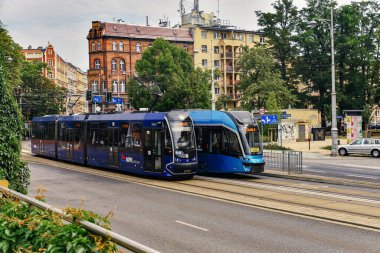 Wroclaw, Polonya - 12 Temmuz 2024: Durakta iki tramvay, Avrupa kentinin toplu taşımacılığı, altyapısı.