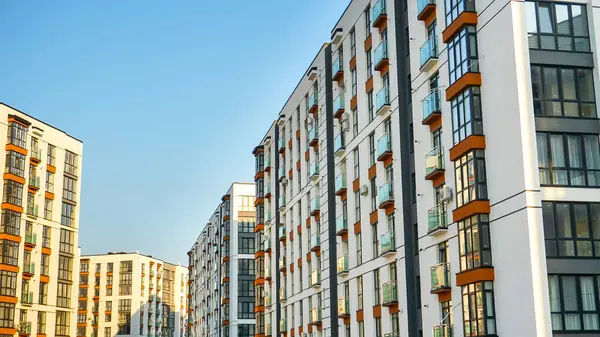 Yeni bölgedeki konut binaları. Çağdaş mimarinin bir parçası. Şehirde ikamet yeri, modern apartmanlar.