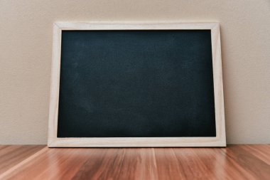 Tebeşir notları için boş kara tahta, günlük yapılacaklar listenizi yazmak, ev menünüzü ya da alışveriş listenizi tanımlamak için tasarımınız için şablon oluşturun.