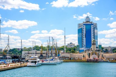 Denizden Odessa şehri Ukrayna 'daki Port Hotel' e bak.