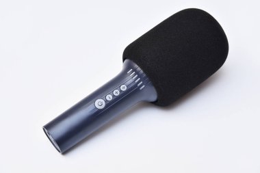 Podcast, karaoke, şarkı ve röportaj için radyo mikrofonu beyaz arka planda izole edilmiş.