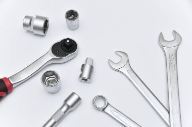 Metal krom korna ve adaptörlü soket anahtarlar ve tamir için cırcır.