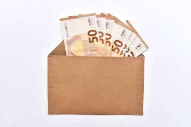 Beyaz bir arkaplanda 50 Euro 'luk banknotlar, zarfta rüşvet veya maaş kavramı, ekstra gelir, vergi ödeme.