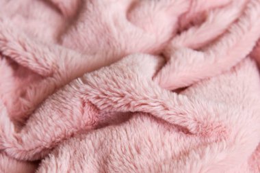 Yumuşak, pembe, yumuşacık kumaşlı, kıvrımlı ve desenli, yakın görüşlü. Konforlu malzeme sıcak ve rahat görünüyor, battaniye, giysi veya döşeme için ideal, rahatlık ve zarafeti vurguluyor.