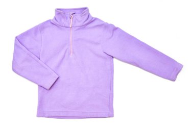 Beyaz arka planda leylak rengi kazak. Rahat ve sıcak giysiler.