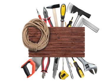 Tamir atölyesi veya teknik destek için farklı DIY el aletleri ile tasarım ve kopyalama alanı işareti ve başlık veya tanımlama için tahta kalas. Endüstriyel marangozların ve işçilerin aletleri.