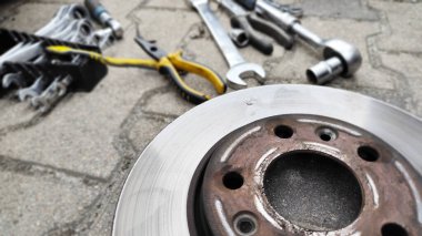 Araba tamir aracı, fren diski değiştirme.