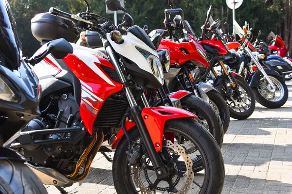 Spor motosiklet şovu, arka arkaya park edilmiş, motosiklet farları, ön plan odaklı.