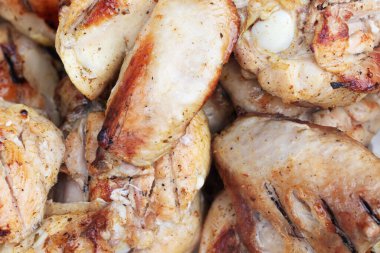 Izgarada kızarmış tavuk kanadı.