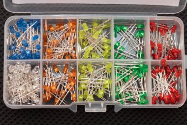 Plastik bir kutuda çok renkli LED setleri