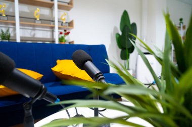 Podcast ses mikrofonu siyah. Mikrofon masada..