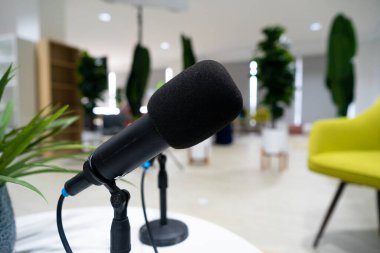 Podcast ses mikrofonu siyah. Mikrofon masada..