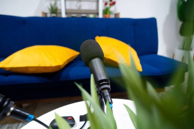 Podcast ses mikrofonu siyah. Mikrofon masada..