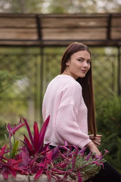 Beautiful Woman Sitting Outdoor Pink Knitted Sweater — Stock Photo, Image