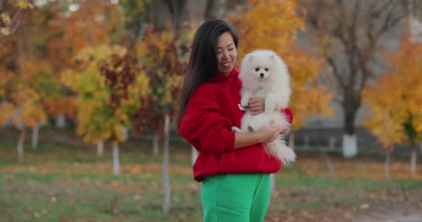 白い犬とアジアの女性 秋のスローモーションポートレート — ストック動画