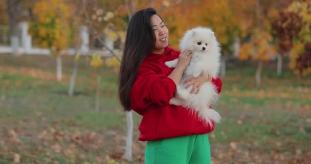 亚洲女人带着白飞艇狗秋天慢动作肖像画 — 图库视频影像