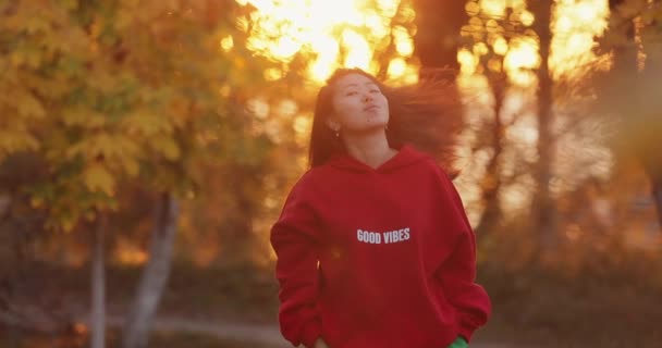 Aziatische Vrouw Gooien Haar Een Herfst Park Slow Motion — Stockvideo
