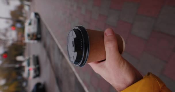 Homem Pov Transportar Copo Café Papel Andando Longo Rua Cidade — Vídeo de Stock
