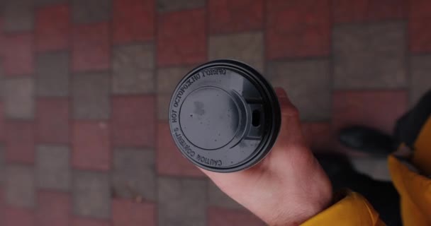 Мужчина Несет Бумажную Чашку Кофе Прогуливаясь Улице Города Осенний День — стоковое видео