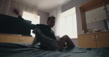 Evde kediyle oynayan bir kadın, aktif oyunlar.