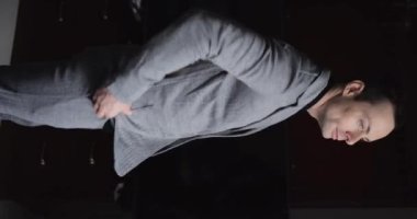 Klasik takım elbiseli ve içinde dikey video pozu veren adam.