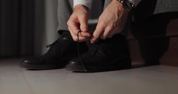 男士们在夜房的经典鞋子上绑鞋带 — 图库视频影像